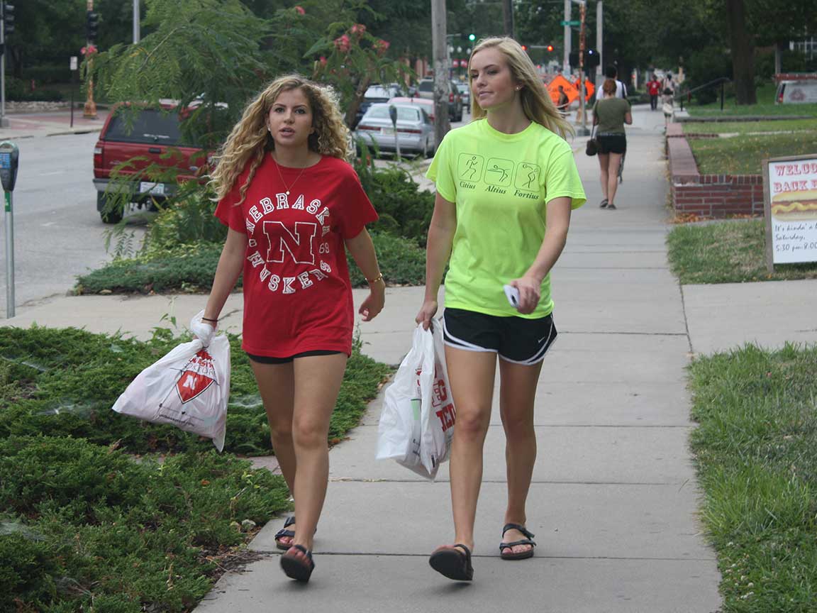 Students walk from bookstore at UNL
